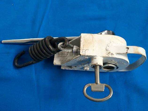 新型開啟定位式鋼絲繩防溜器是我公司研制的專利產品，是在鐵路車輛防溜存在著斷繩、夾繩、鋼絲繩頻繁彎曲，過早疲勞斷裂及維修難，開啟不定位，操作困難，無法更換鋼絲繩等現象、設計出一種新型拉簧式鋼絲繩防溜器。